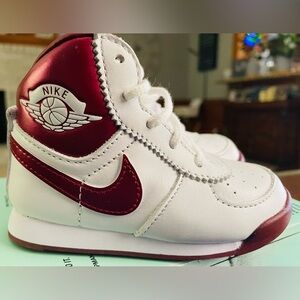 BABY JORDAN '85 (TD)
WHITE/TEAM RED-WHITE
BLANC/BLANC/EQUIPE ROUGE
5C